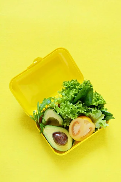 Lunchbox Mit Einem Snack Aus Salat Tomate Avocado Auf Gelbem — Stockfoto