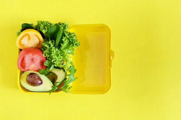Ebéddoboz Salátával Paradicsommal Avakádóval Sárga Alapon Egészséges Étkezési Koncepció Legyél — Stock Fotó