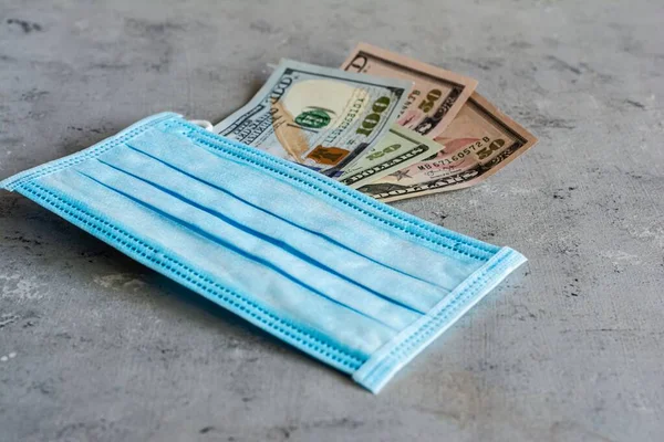Parasal birime eşdeğer tıbbi maske. Salgın virüsü COVID-19. Grip hastalıklarına karşı korunmak için antiviral tıbbi maske. Cerrahi maske. Kriz ve finans kavramı, evde kal, Coronavirus. 