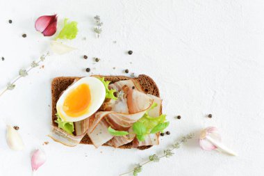 Dilimlenmiş pastırmalı çavdar ekmeği (pancetta, lard), rafadan yumurta, sarımsak ve İtalyan otları, antipastel, İtalyan bruschetta (crostini)).