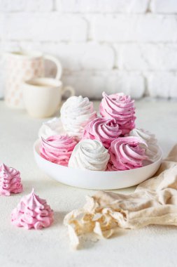 Beyaz bir tabakta ev yapımı yumuşak elma ve böğürtlen şekerlemesi. Ev yapımı sağlıklı tatlılar. Bir sürü el yapımı lokum. Doğal lokum şekerlemeleri.