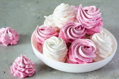 Beyaz bir tabakta ev yapımı yumuşak elma ve böğürtlen şekerlemesi. Ev yapımı sağlıklı tatlılar. Bir sürü el yapımı lokum. Doğal lokum şekerlemeleri.