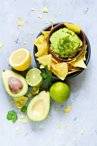 Skål Guacamole Dip Med Majs Nachos Chips Och Ingredienser Blå — Stockfoto