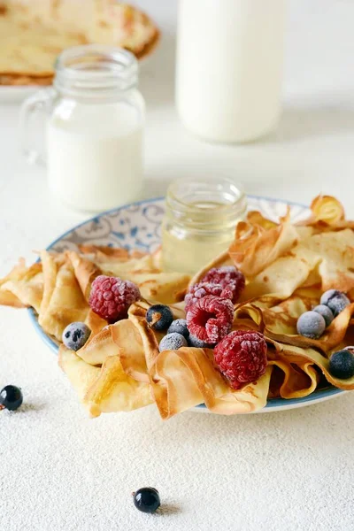 Hausgemachte Dünne Pfannkuchen Mit Beeren Honig Und Milch Zum Frühstück — Stockfoto