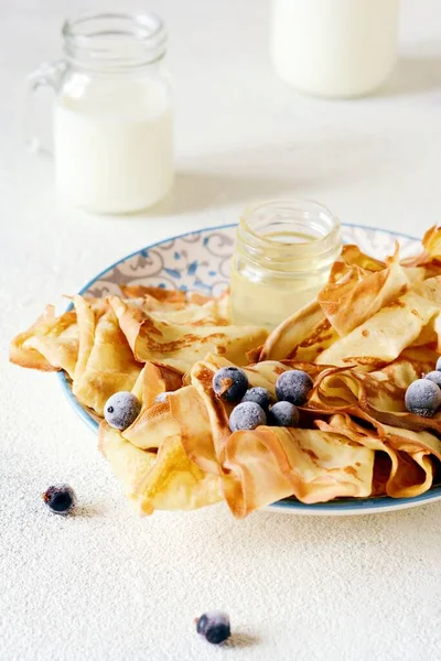 Hausgemachte Dünne Pfannkuchen Mit Beeren Honig Und Milch Zum Frühstück — Stockfoto
