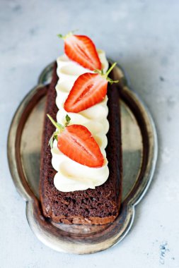 Çikolatalı kek, vanilya kremalı ve taze çilekli. Kremalı ve taze dutlu çikolatalı pasta. Çay tatlısı.