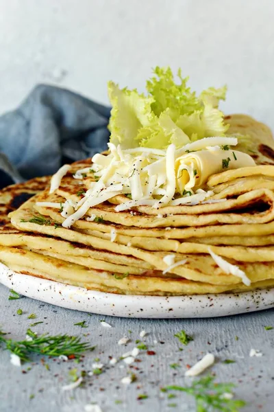 Norské Bramborové Palačinky Lefse Lehkém Pozadí Sýrem Zeleninou Tradiční Skandinávská — Stock fotografie