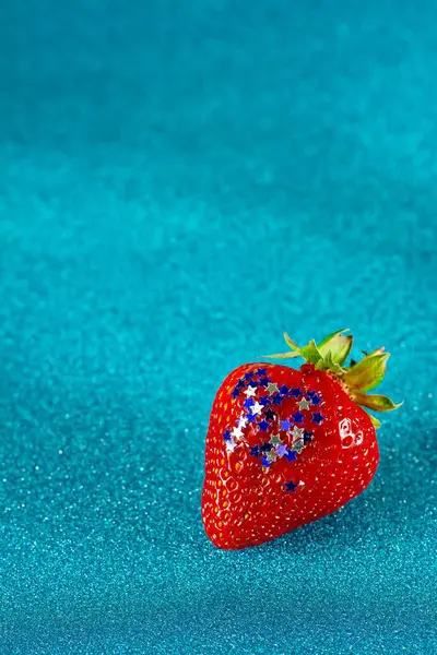 Fresas Maduras Con Destellos Forma Estrellas Sobre Fondo Azul Brillante —  Fotos de Stock