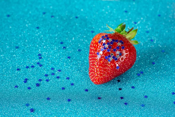 Fresas Maduras Con Destellos Forma Estrellas Sobre Fondo Azul Brillante —  Fotos de Stock