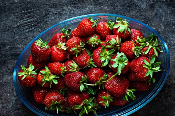 Färska Mogna Jordgubbar Glasskål Mörk Bakgrund Ovanifrån — Stockfoto