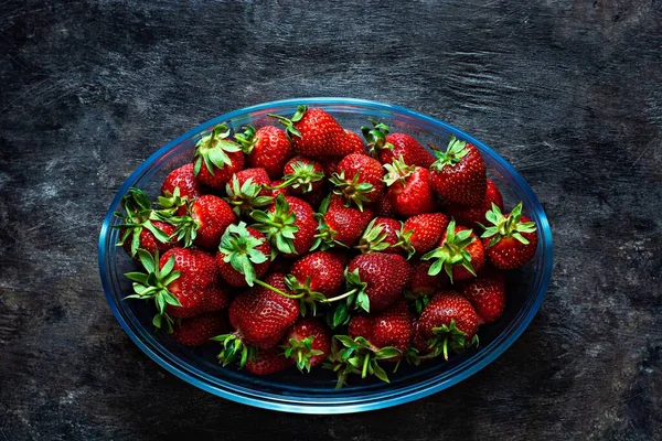 Färska Mogna Jordgubbar Glasskål Mörk Bakgrund Ovanifrån — Stockfoto