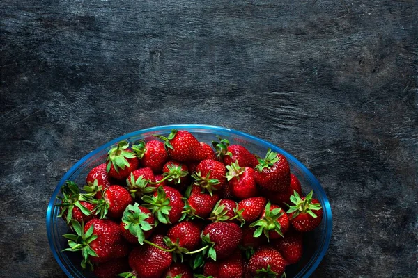 Färska Mogna Jordgubbar Glasskål Mörk Bakgrund Ovanifrån — Stockfoto