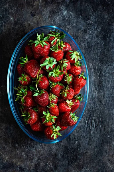 Fresas Frescas Maduras Plato Vidrio Sobre Fondo Oscuro Vista Superior —  Fotos de Stock