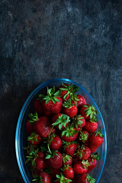 Φρέσκες Ώριμες Φράουλες Γυάλινο Πιάτο Σκούρο Φόντο Κορυφαία Άποψη — Φωτογραφία Αρχείου