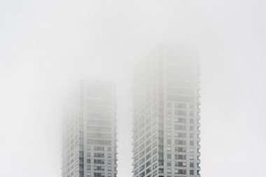 Sis siluetinin altında şehir gökdelenler