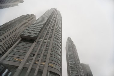 Sis altında şehir gökdelenler