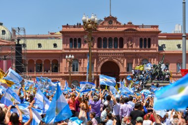 Arjantin bayrakları Casa Rosada önünde insanlarla