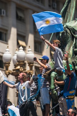 İnsanlar Casa Rosada Arjantin bayrakları dalga