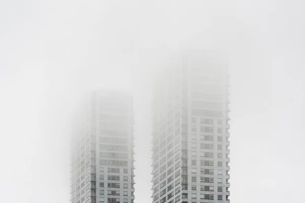 Rascacielos del centro bajo el horizonte de niebla — Foto de Stock