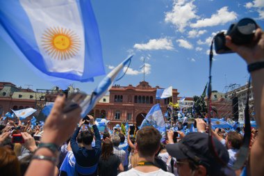 İnsanlar Casa Rosada Arjantin bayrakları dalga