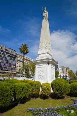 Plaza de Mayo Meydanı'nda piramit