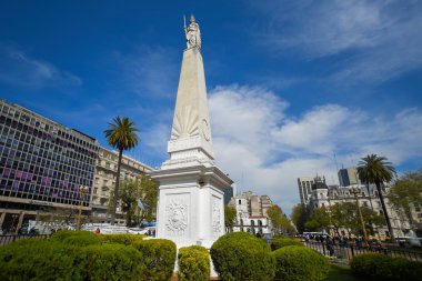 Plaza de Mayo Meydanı'nda piramit
