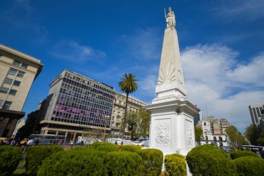 Plaza de Mayo Meydanı'nda piramit