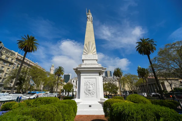 Plaza de Mayo Meydanı'nda piramit