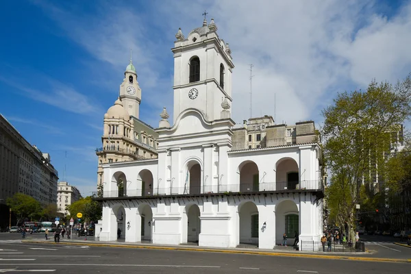 Вид на здание Cabildo с площади Plaza de Mayo — стоковое фото