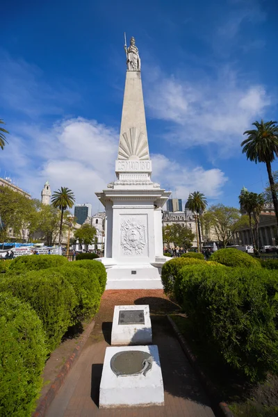 Plaza de Mayo Meydanı'nda piramit