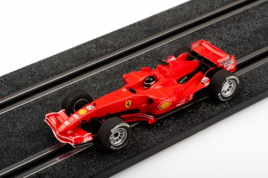 Slot araba parça kırmızı formül bir araba ile yarış