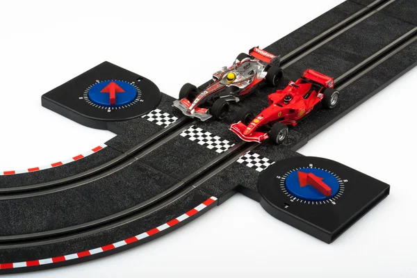 Slot araba parça formula 1 otomobil ile start çizgisinde yarış