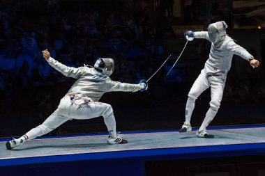 Siyah arka plan üzerine profesyonel eskrimcilerin