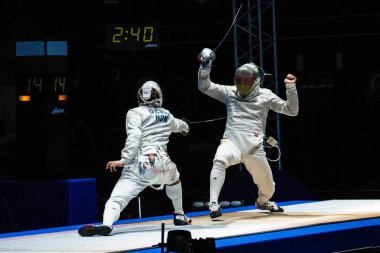 Siyah arka plan üzerine profesyonel eskrimcilerin