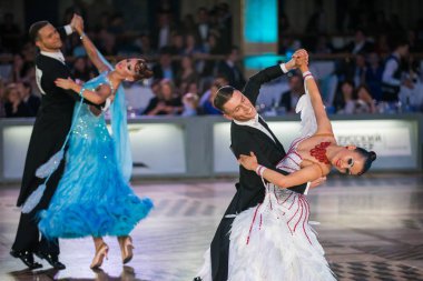 Balo Salonu çiftler gerçekleştirmek