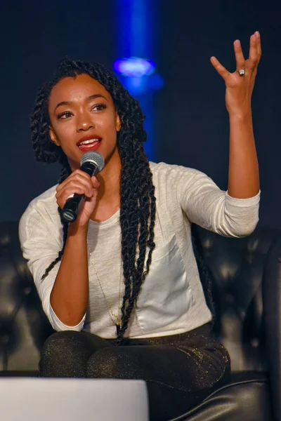 Oyuncu Sonequa Martin-yeşil
