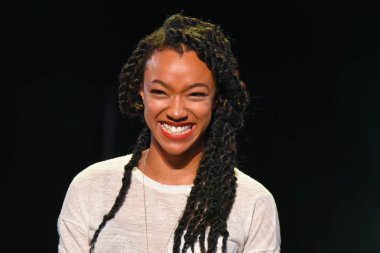 Oyuncu Sonequa Martin-yeşil