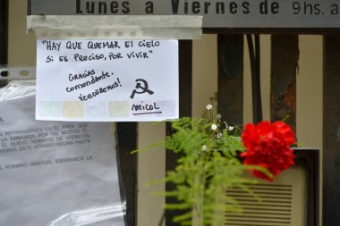 Çiçekler ve işaret bir çitin üstünde