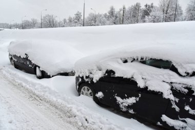 Moskova, Rusya - 4 Şubat, 2018: karla kaplı arabalara bir kar yağışı.