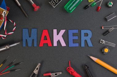 Parçacık maker kiti, elektronik proje maker takımını, siyah masada devreleri kitleri.