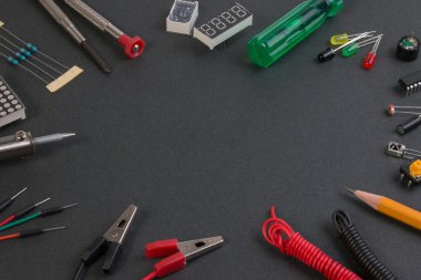 Kontrol kartları, araçları ve sensör çeşitli oluşan robot kit görünümünü kapat.