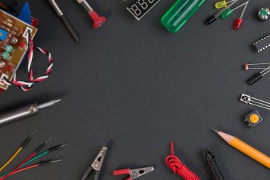 Parçacık maker kiti, elektronik proje maker takımını, siyah masada devreleri kitleri.