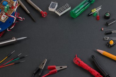 Kontrol kartları, araçları ve sensör çeşitli oluşan robot kit görünümünü kapat.