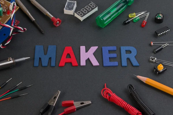 Parçacık maker kiti, elektronik proje maker takımını, siyah masada devreleri kitleri.