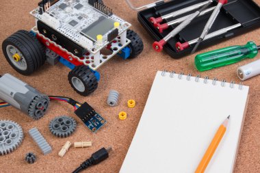 Robot, basit araba robot mikroişlemci ve defter ile bina öğrenmeye başlamak.