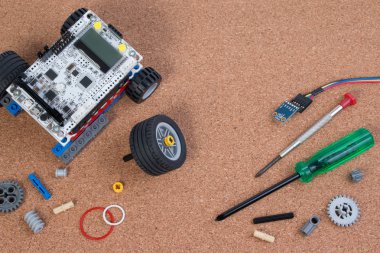 Zihinsel gelişim DIY robot oyuncak montaj kiti mikroişlemci ile.
