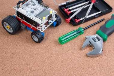 Zihinsel gelişim DIY robot oyuncak montaj kiti mikroişlemci ile.