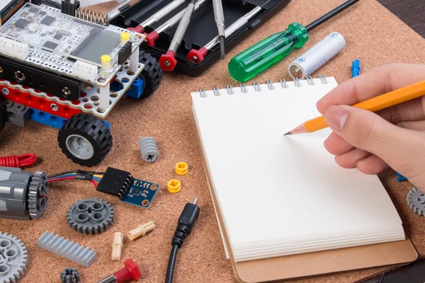 Αρχίστε να μαθαίνετε ρομποτική, χτίζοντας ένα απλό αυτοκίνητο ρομπότ με μικροελεγκτή και σημειωματάριο. — Φωτογραφία Αρχείου