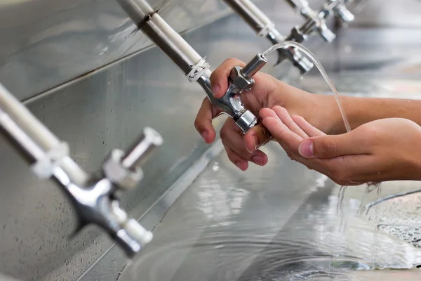 Enfriador de agua para beber en la escuela. Grifos de agua potable . —  Fotos de Stock