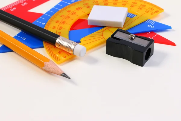 Ángulos de dibujo con cuadrados, lápiz, cuaderno y papel en tablero de dibujo de madera contrachapada . — Foto de Stock